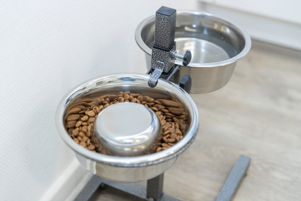 Dog bar with 2 stainless steel bowls