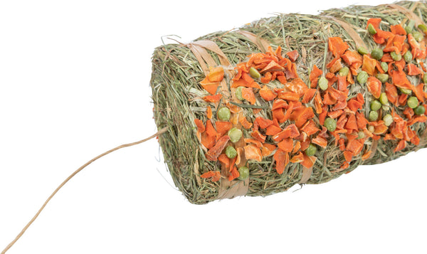 Hanging hay pendulum with peas + carrot